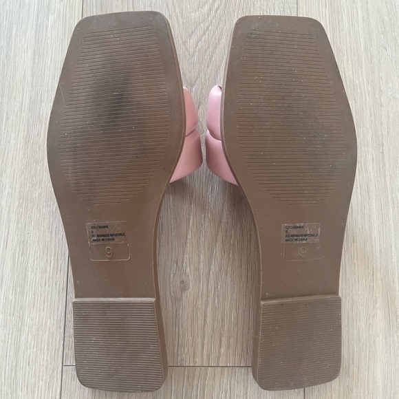💕 2/$25 Pink Faux Leather Guess Sandals Size 9 - Picture 2 of 2